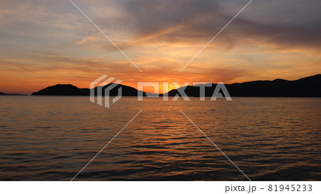 山口県の夏の海キラキラ輝く夕日の水面に映る光! 山口県の夏の海キラキラ輝く夕日の水面に映る光! 81945233