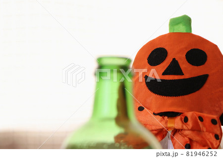 飲み物とハロウィンのカボチャのお化け 81946252