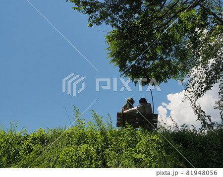 木曽町開田高原 夏空に寄り添う二人の人形 木曽町開田高原 夏空に寄り添う二人の人形 81948056