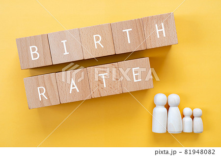 出生率|「BIRTH RATE」と書かれた積み木と4人家族の人形 出生率|「BIRTH RATE」と書かれた積み木と4人家族の人形 81948082