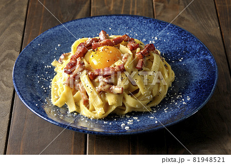卵黄やカリカリに焼いたベーコンが入っているフェットチーネのカルボナーラ 81948521