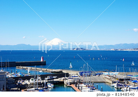 あぶずり港(鐙摺港)越しに冬晴れの富士山と江の島を望む(神奈川県葉山町) あぶずり港(鐙摺港)越しに冬晴れの富士山と江の島を望む(神奈川県葉山町) 81948540