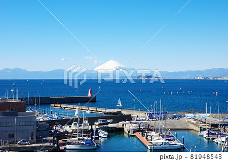 あぶずり港(鐙摺港)越しに冬晴れの富士山と江の島を望む(神奈川県葉山町) あぶずり港(鐙摺港)越しに冬晴れの富士山と江の島を望む(神奈川県葉山町) 81948543