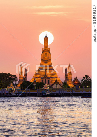 Wat Arun, Temple of dawn and the Chao Phraya River, Bangkok, Thailand Wat Arun, Temple of dawn and the Chao Phraya River, Bangkok, Thailand 81949317