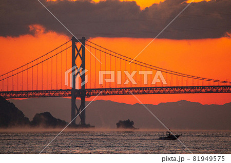 朝霧の日の出　広島県尾道市因島大橋 81949575
