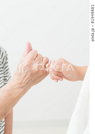 指切りげんまんする高齢者と子供の手元 81949881