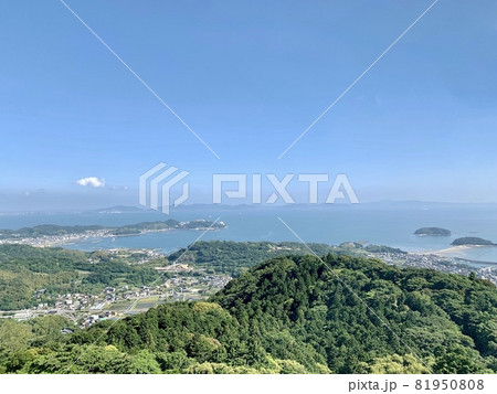 五月晴れの青空に映える新緑の三ヶ根山と三河湾〈三河湾ヒルズホテルから/愛知県西尾市〉 五月晴れの青空に映える新緑の三ヶ根山と三河湾〈三河湾ヒルズホテルから/愛知県西尾市〉 81950808