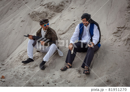 The Taliban are planning terrorist attacks with weapons. 81951270