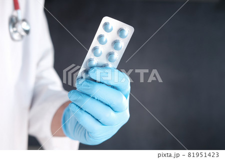 doctor hand holding blister pack with copy space  81951423