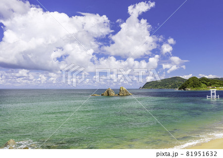 美しい二見ヶ浦の海と夫婦岩（福岡県糸島市） 81951632