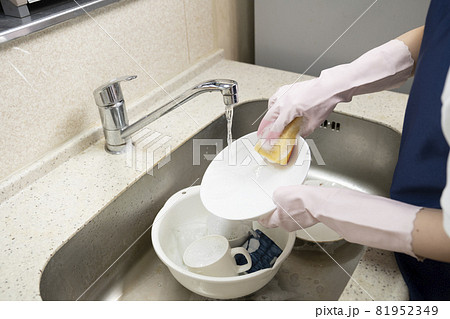 スポンジで食器を洗うハウスクリーニング の女性の手元 81952349