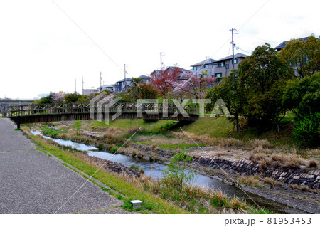 三田市けやき台5丁目　平谷川沿い散策路にかかる歩道橋 81953453