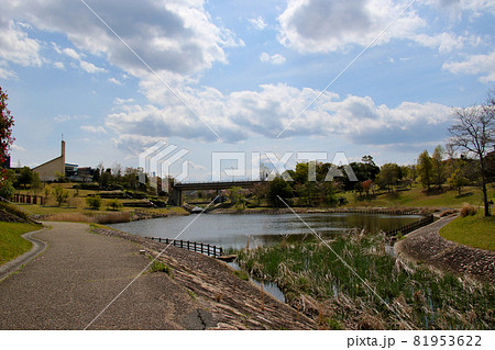 三田市けやき台 平谷川沿い散策路に現れた平谷池とホテル 81953622