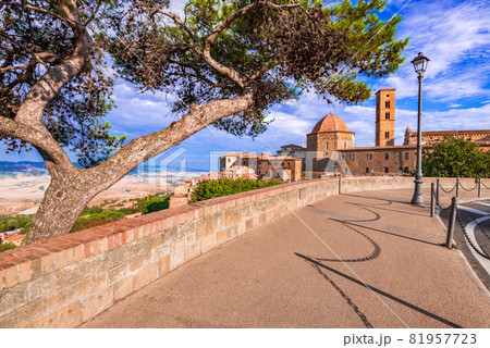 Volterra, Tuscany - Sunrise view of medieval Tuscan city in Italy, ancient Etruscan. Volterra, Tuscany - Sunrise view of medieval Tuscan city in Italy, ancient Etruscan. 81957723