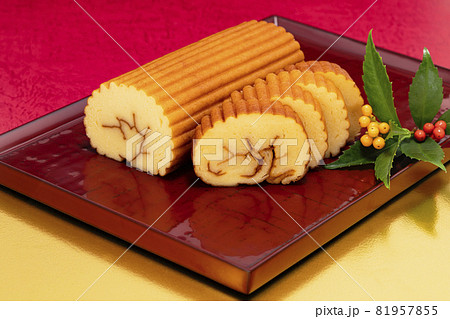 赤と金色背景のだて巻き 81957855