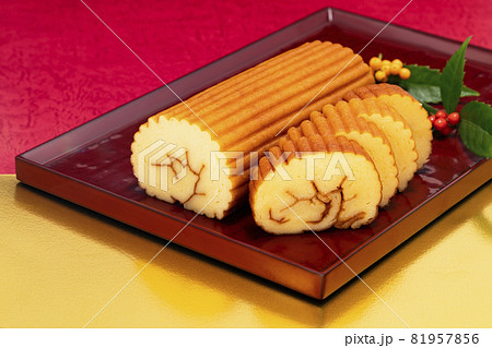 赤と金色背景のだて巻き 81957856