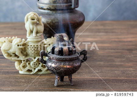 木製のテーブルに置かれた三基の香炉 81959743