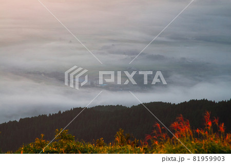 熊本県阿蘇市のかぶと岩展望所から見下ろす周辺の町並 81959903