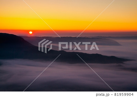 熊本県阿蘇市のかぶと岩展望所から朝日を望む 81959904