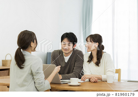 商談をする夫婦 81960179