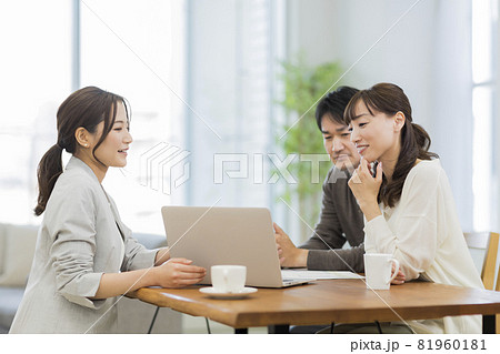 商談をする夫婦とビジネスウーマン 商談をする夫婦とビジネスウーマン 81960181
