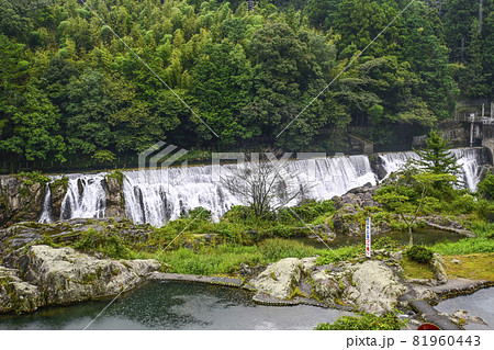 雨の長篠堰堤 新城版ナイアガラの滝 の写真素材