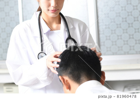 薄毛治療の診断をする医師と診察を受ける黒髪の男性 81960478