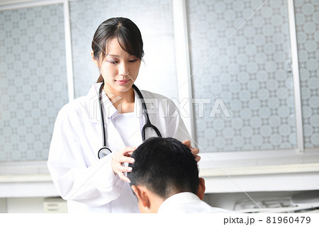 薄毛治療の診断をする医師と診察を受ける黒髪の男性 81960479