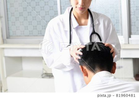 薄毛治療の診断をする医師と診察を受ける黒髪の男性 薄毛治療の診断をする医師と診察を受ける黒髪の男性 81960481