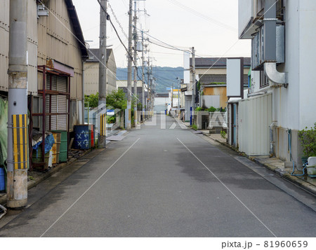 町工場の路地の風景 81960659