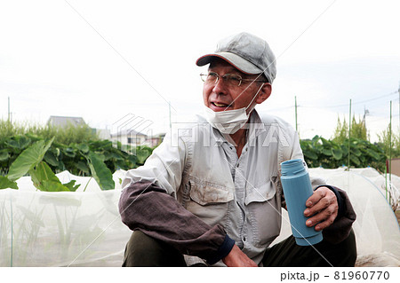 腰を下ろして休憩する農家の男性 81960770