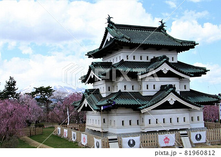 岩木山を背景に建つみちのくの名城弘前城 岩木山を背景に建つみちのくの名城弘前城 81960812