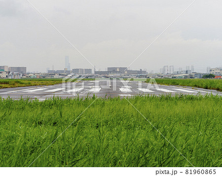 雨に濡れた空港の滑走路 雨に濡れた空港の滑走路 81960865