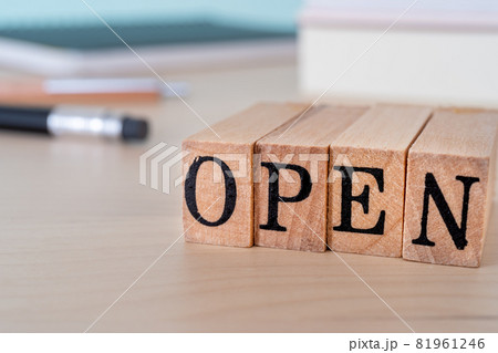 「OPEN」と書かれたスタンプとペン、ノート、本 「OPEN」と書かれたスタンプとペン、ノート、本 81961246