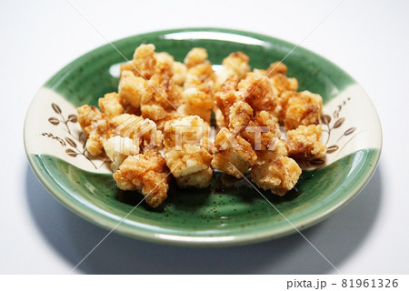 餅を細かく切り干して油で揚げたあられ 81961326