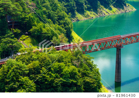 奥大井湖上駅に停車している南アルプスあぷとライン 井川線 の写真素材