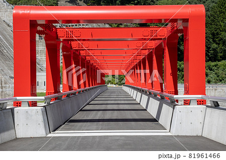 八ッ場ダム 吐水口に架かる赤い歩道橋 八ッ場ダム 吐水口に架かる赤い歩道橋 81961466