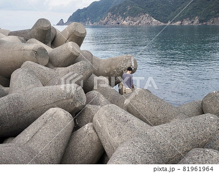 テトラ　釣り人　後ろ姿 81961964