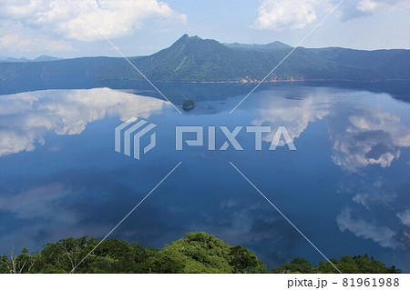 摩周湖に映る空と雲。摩周ブルー。 摩周湖に映る空と雲。摩周ブルー。 81961988