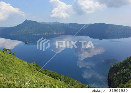 摩周湖に映る空と雲。摩周ブルー。 摩周湖に映る空と雲。摩周ブルー。 81961989