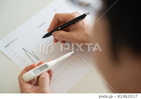 検温表に体温・体調を記載する様子 81962017