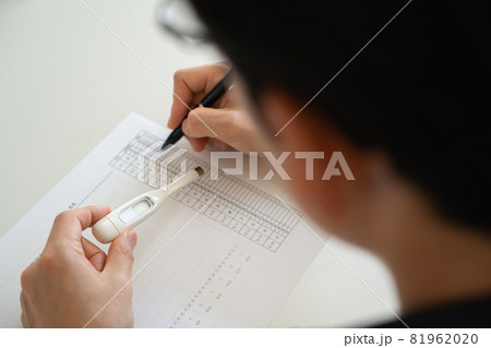 検温表に体温・体調を記載する様子 検温表に体温・体調を記載する様子 81962020