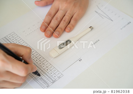 検温表に体温・体調を記載する様子 81962038