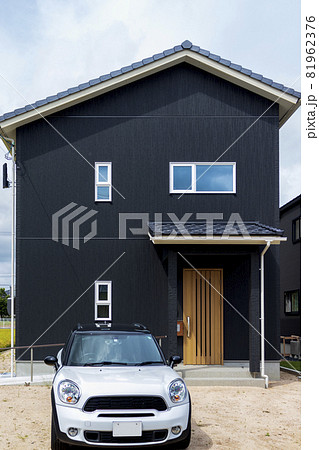 白い自動車と黒い家 81962376