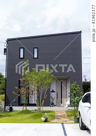 白い自動車と黒い家 白い自動車と黒い家 81962377