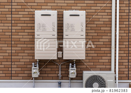 建物　アパート　パーツ　外壁　ガス給湯器　室外機 81962383