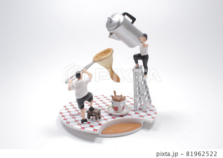 a mini figure Pouring Hong Kong Milk tea a mini figure Pouring Hong Kong Milk tea 81962522