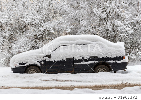 Old dirty car covered by thick snow layer with selective focus 81963372