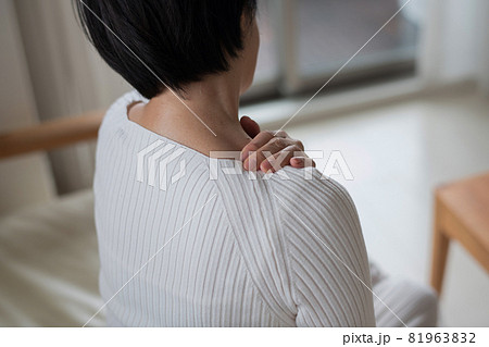 肩こりに悩む・疲労がたまる日本人女性 81963832