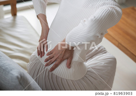 腰痛・腰の痛みに悩む、疲労がたまる日本人女性 腰痛・腰の痛みに悩む、疲労がたまる日本人女性 81963903